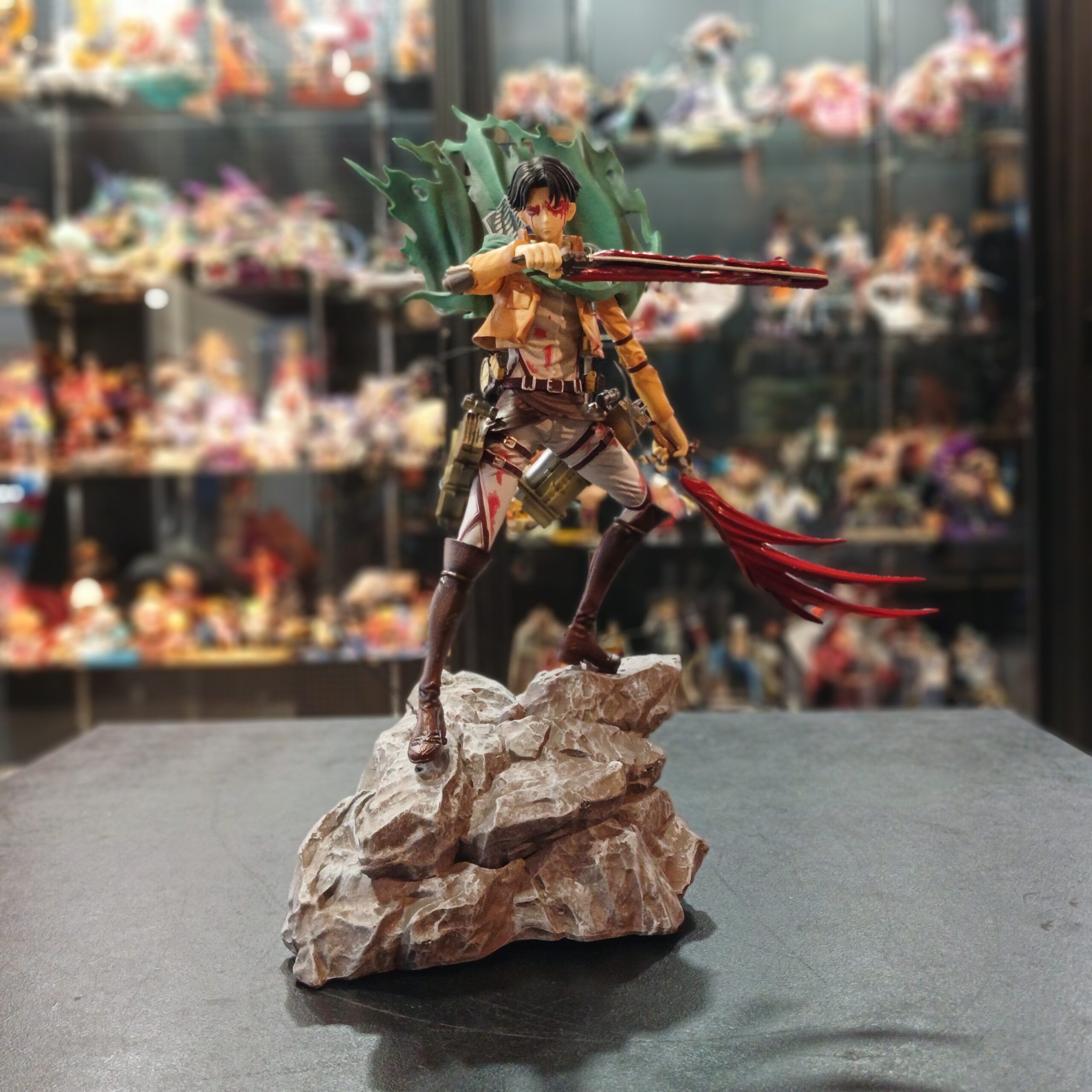 FIGURA ATTACK ON TITAN-LEVI-35cm-PVC-HR