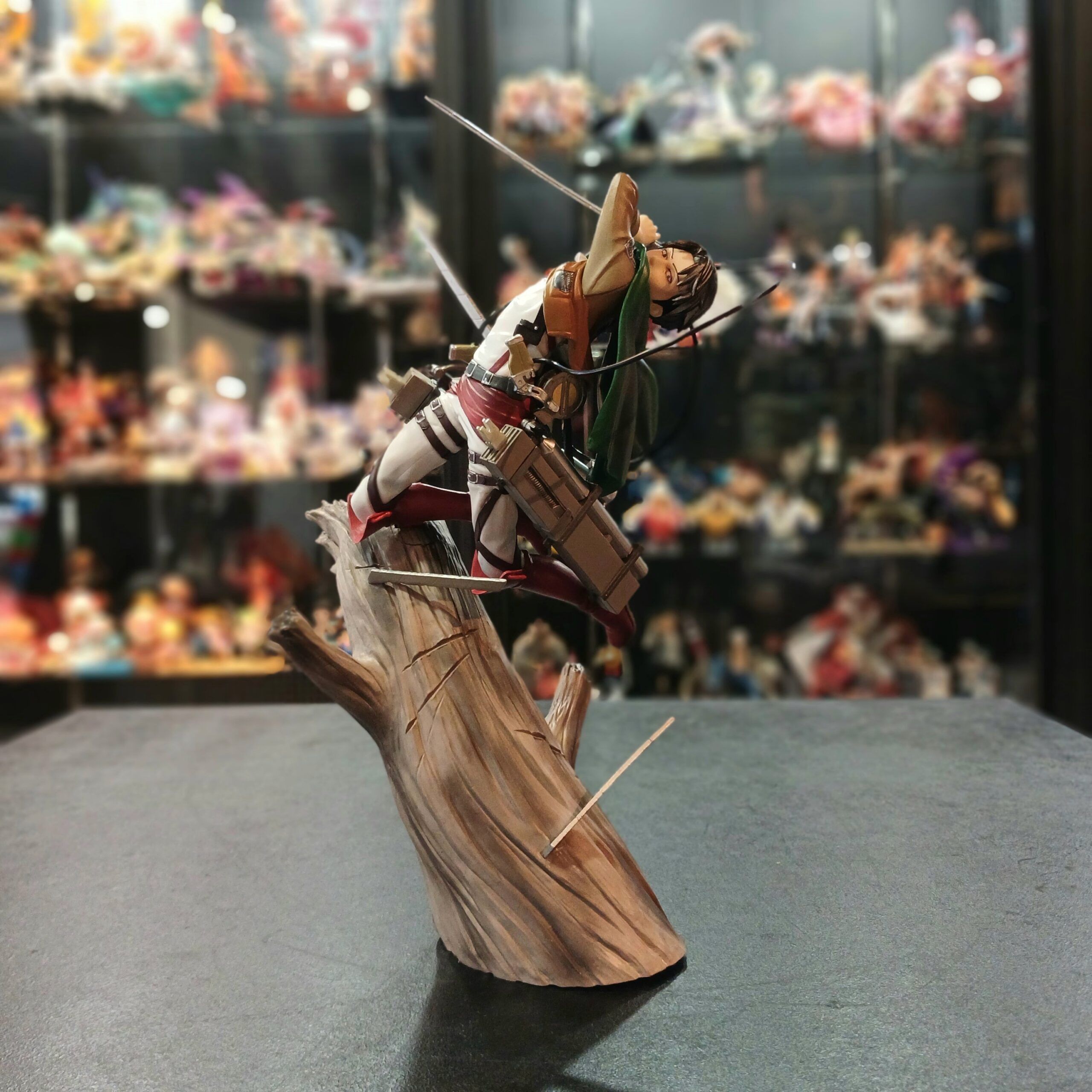 FIGURA ATTACK ON TITAN-LEVI-28cm-PVC-HR