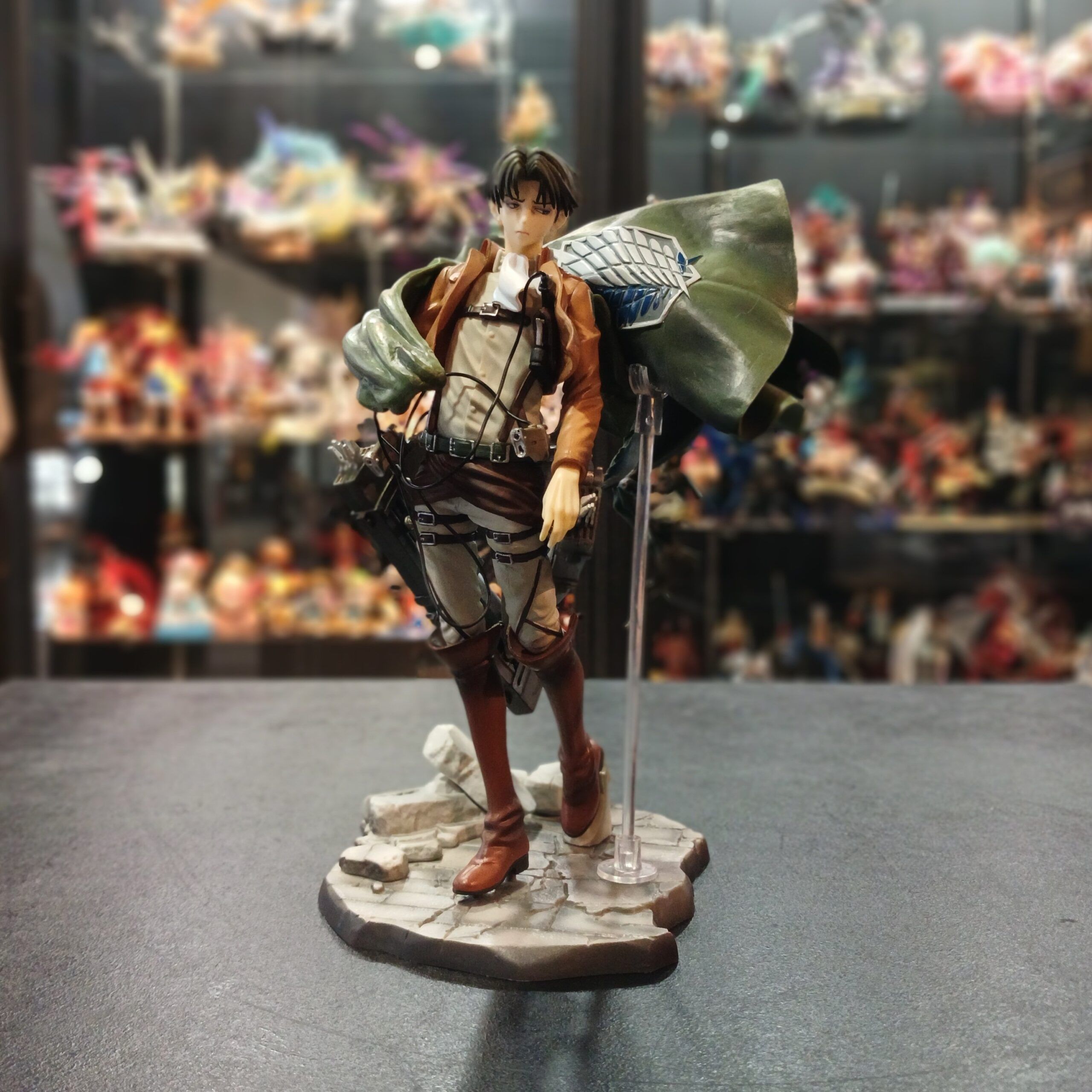 FIGURA ATTACK ON TITAN-LEVI-28cm-PVC-HR